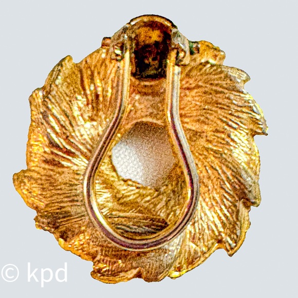 Vintage 1950s Gold-Tone Shoe Clip – Leaf Wreath Design with Faux Pearl - Picture 4 of 10